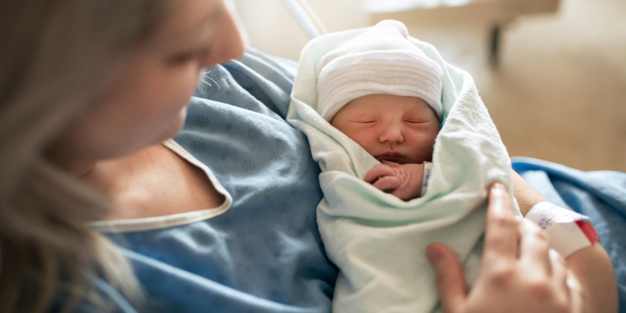 Mutter hält Baby im Arm