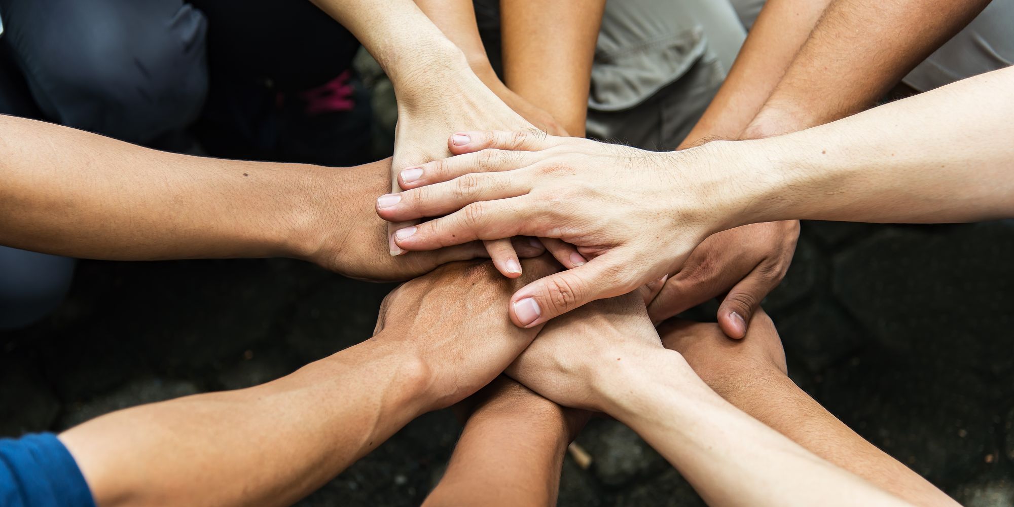 Viele Hände aufeinandergelegt