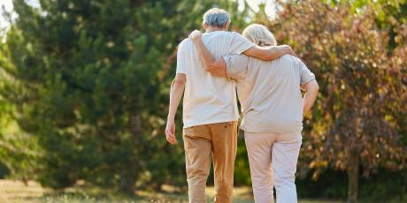 Mann und Frau laufen Arm in Arm