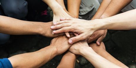 Viele Hände aufeinandergelegt