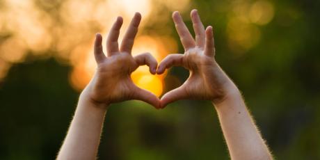 Hände die ein Herz formen