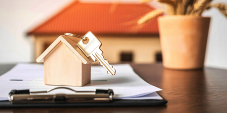 Miniaturhaus auf Klemmbrett