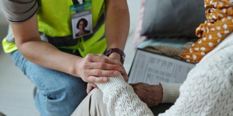 eine Person hält die Hand einer anderen Person